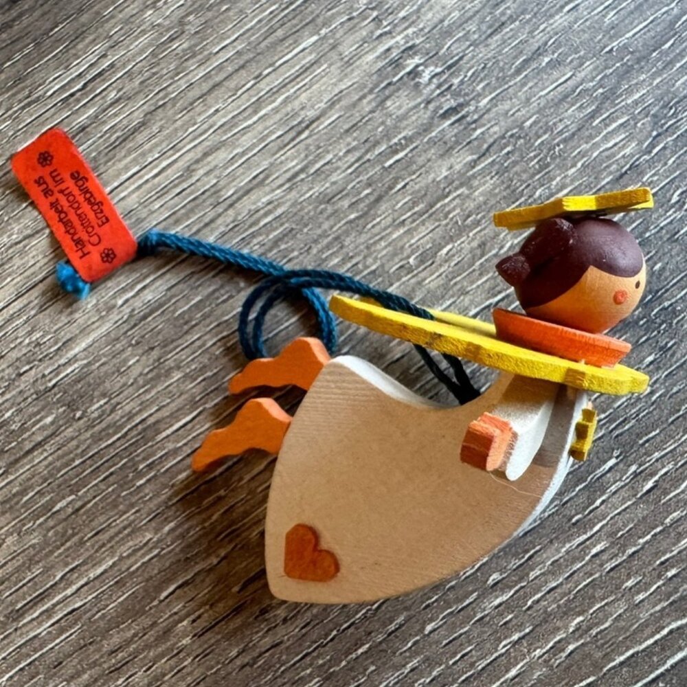 "Floating Angel" Handcrafted Ornament by the Graupner Holzminiaturen Family - Picture 3 of 6